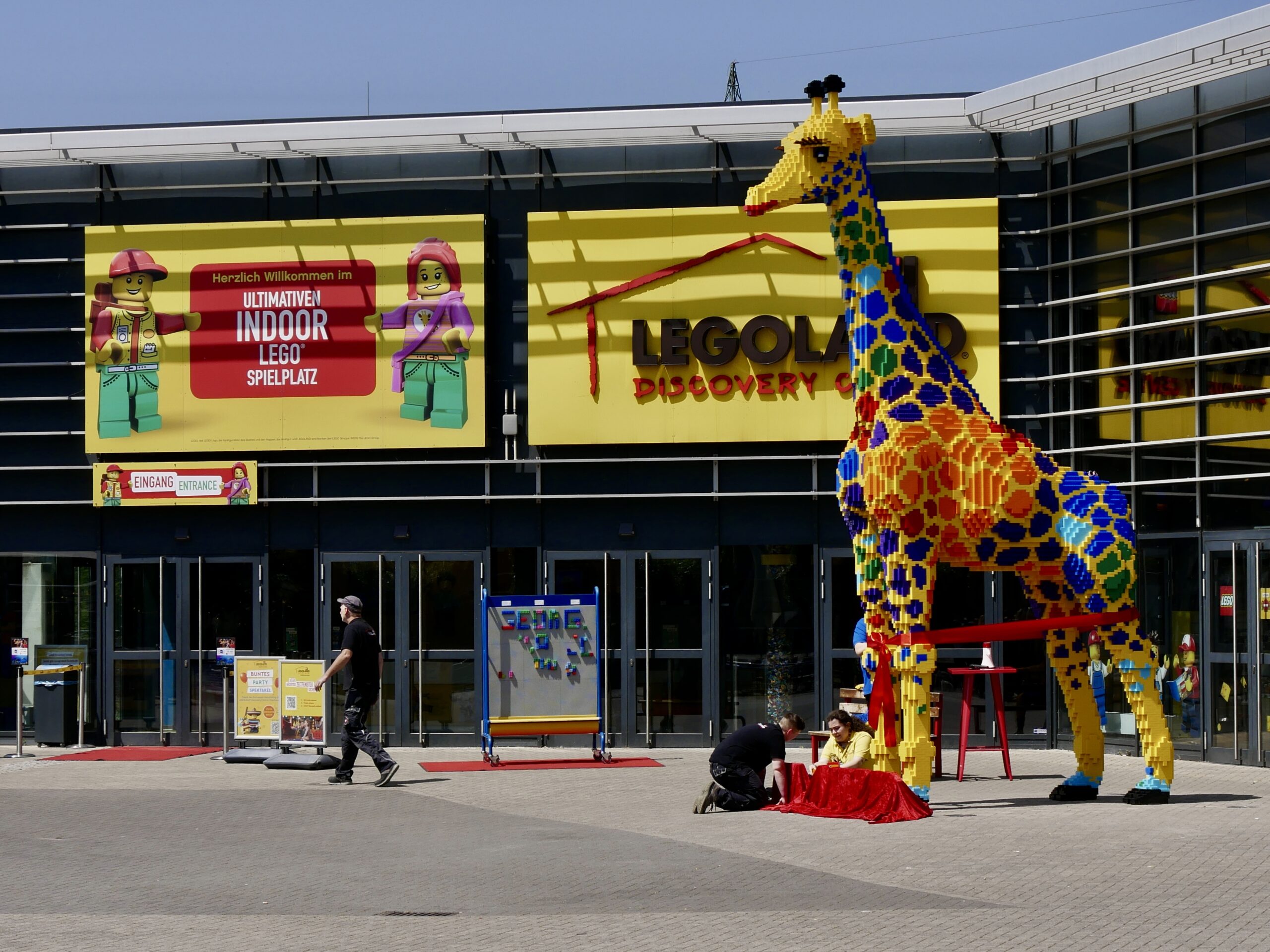 Ein farbenfroher Blickfang im Legoland® D. C. Oberhausen – Eine Giraffe für Diversity