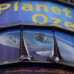 Megaposter zur neuen Ausstellung „Planet Ozean“ an der Fassade des Oberhausener Gasometer angebracht